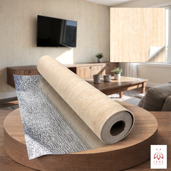 Rolle Tapete mit wärmeisolierender Rückseite auf einem Holztisch in einem Wohnzimmer