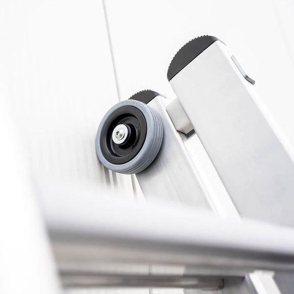 Detailaufnahme von den Rädern einer Leiter.