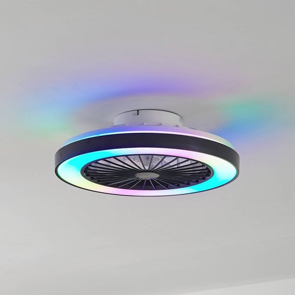 Moderner Deckenventilator mit integriertem LED-Lichtring und mehrfarbigem Lichteffekt.