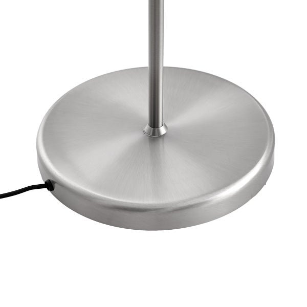 Detailaufnahme des Fußes einer Stehlampe aus Metall.