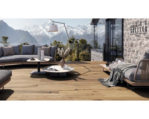 Terrasse mit Holzboden, Möbeln und Bergblick