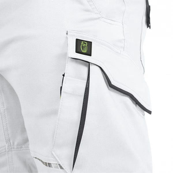 Detailansicht einer Beintasche an einer weißen Arbeitshose mit Kübler Workwear Logo.