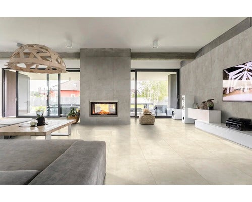 Geräumiges Wohnzimmer mit modernem Kamin, großformatigen Fliesenboden und bodentiefen Fenstern, helle und offene Wohnatmosphäre.