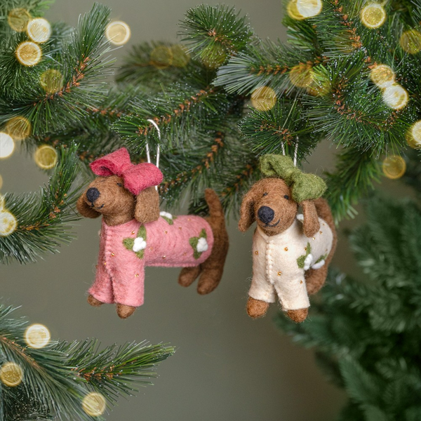 Zwei Dackel Weihnachtsbaumschmuck hängen an einem Weihnachtsbaum.