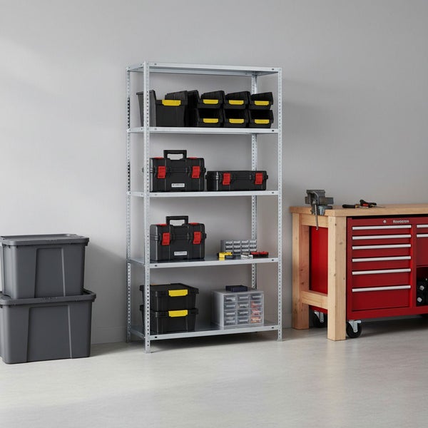 Aufgeräumte Werkstatt mit Metallregal mit fünf Ebenen sowie Werkzeugkoffern und Boxen, neben einer Werkbank aus Holz mit Werkzeugschrank.