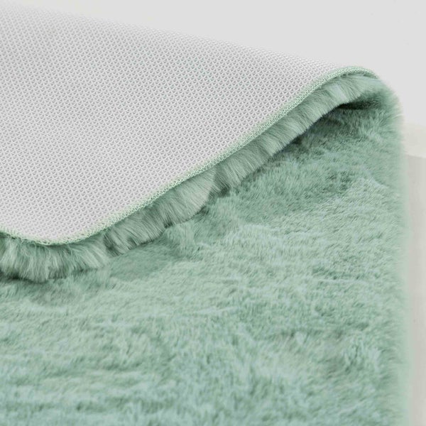 Detailaufnahme eines Teppichs mit Flor und rutschfester Rückseite.