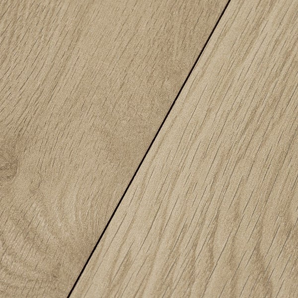 Detailansicht von Laminatboden mit natürlicher Holzstruktur und deutlich sichtbarer Fuge