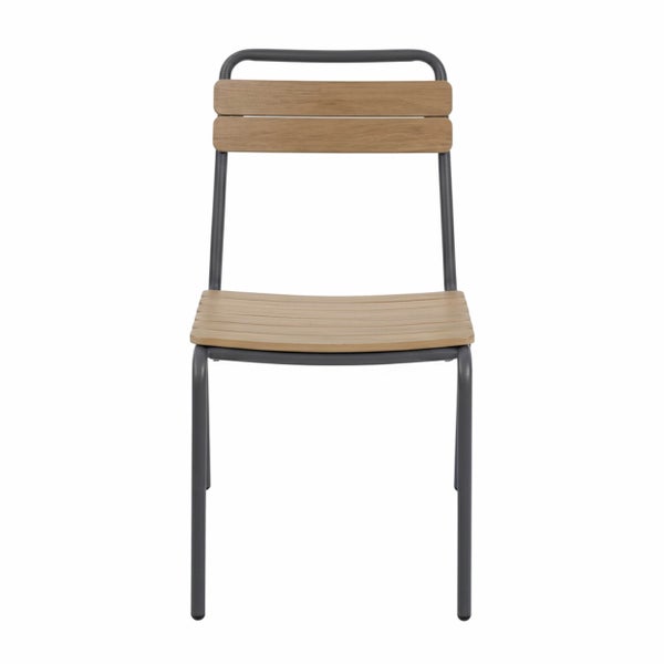 Gartenstuhl mit dunkelgrauem Metallgestell und Sitzfläche sowie Rückenlehne aus hellbraunen Holzlatten.