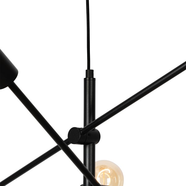 Detailaufnahme einer schwarzen Pendelleuchte mit Leuchtmittel