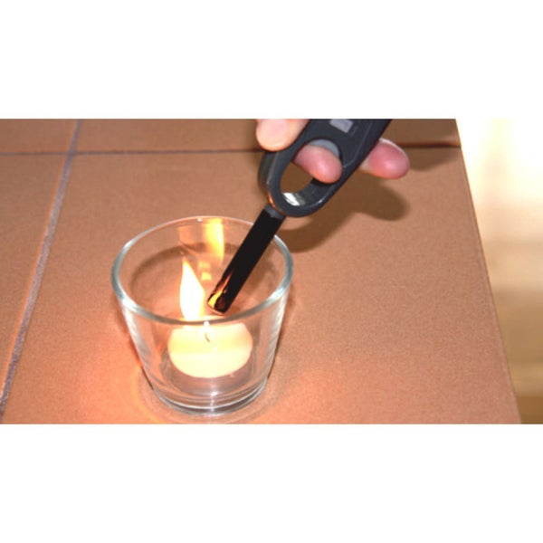 Eine Hand zündet mit einem Stabfeuerzeug eine Kerze in einem Glas an.
