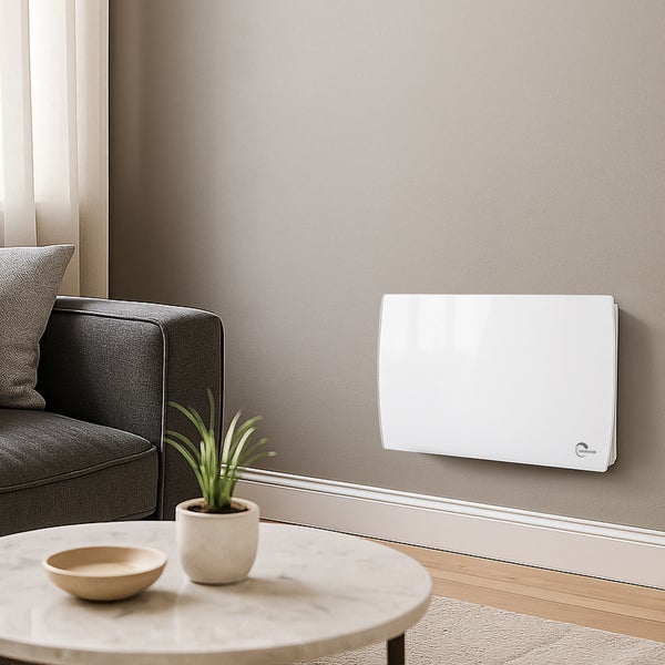 Gelbes Sofa mit Kissen mit Katzen-, Blumen- und geometrischen Mustern, ein Arrangement für Wohnzimmer.