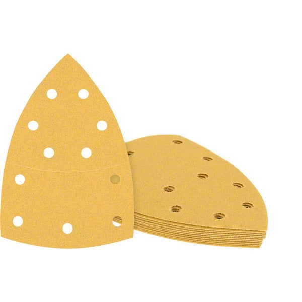 Eine Person schleift mit einem Schleifgerät einen Fensterrahmen aus Holz.