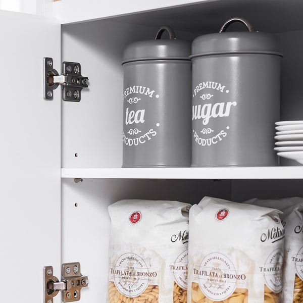 Innenansicht eines Schranks mit Vorratsbehältern für Tee und Zucker sowie Nudelpackungen