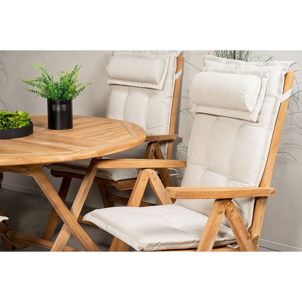 Gartenmöbel-Set aus Holz mit rundem Tisch und Klappstühlen inklusive cremefarbenen Polsterauflagen mit Kopfstütze.