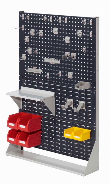 Werkzeugwand mit Haken, Halterungen und Ablageflächen
