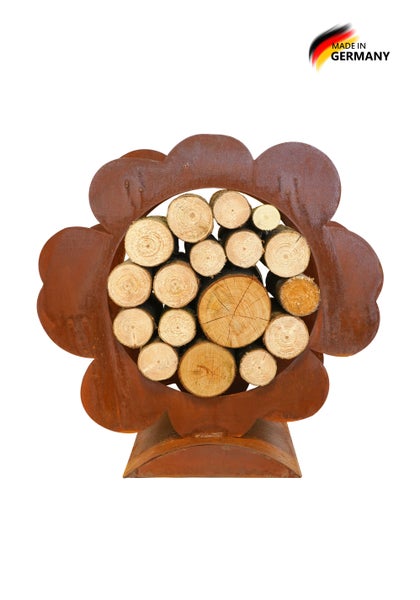 Kaminholzregal in Blumenform aus Metall mit Edelrost-Patina, befüllt mit Kaminholz. Siegel Hergestellt in Deutschland.