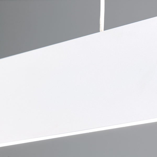 Moderne LED Pendelleuchte mit flachem Designelement und Seilaufhängung