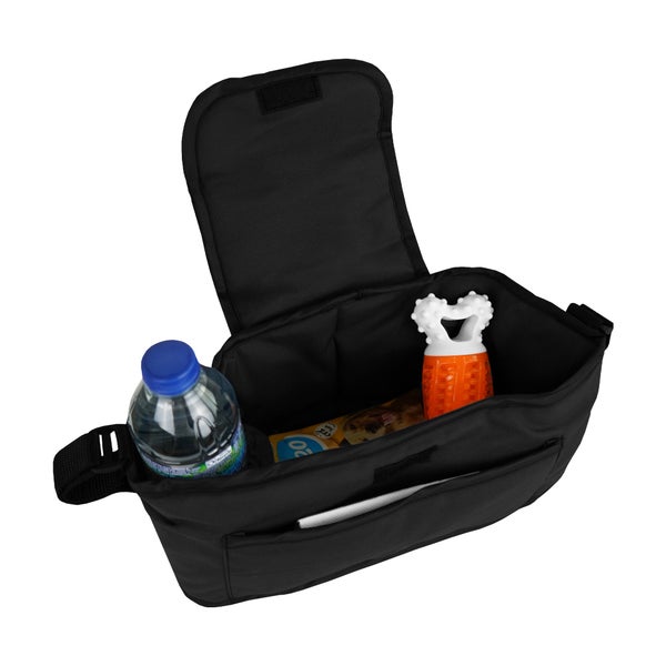 Schwarze Transporttasche mit Wasserflasche, Hundesnacks und Spielzeug