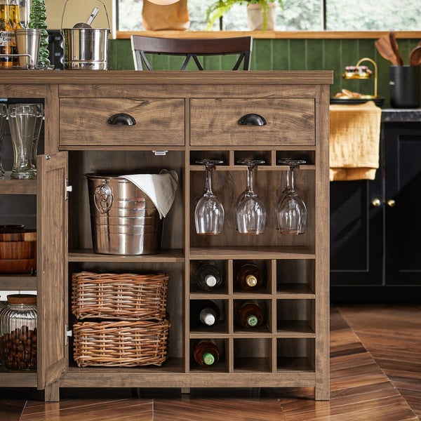 Weinregal aus Holz mit Schubladen, Gläsern, Weinflaschen und Körben