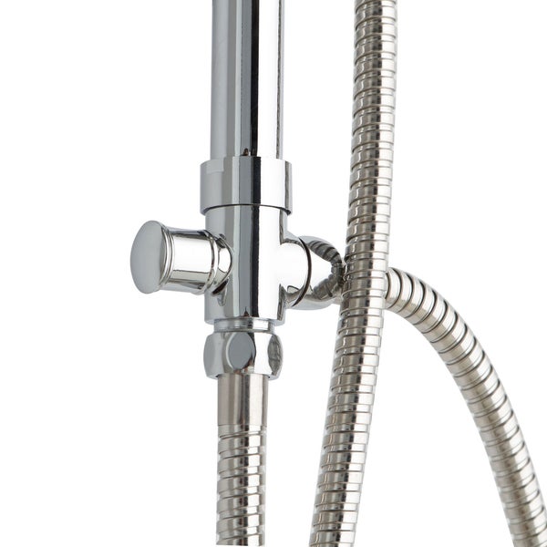Detailaufnahme einer Duscharmatur mit Brauseschlauch