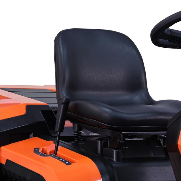 Detailaufnahme des Sitzes und der Bedienelemente eines Rasentraktors.