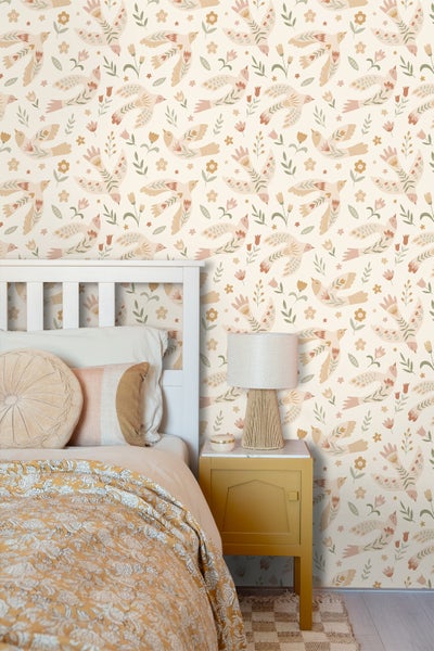 Dekoratives Schlafzimmer mit einer Tapete mit Vogel- und Blumenmuster