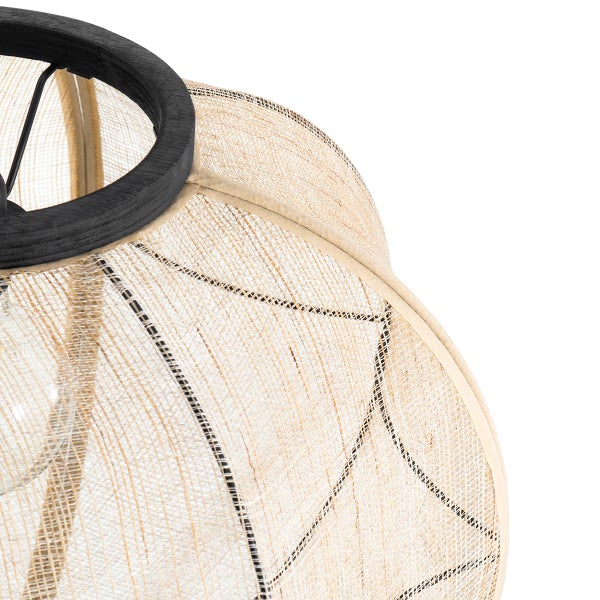 Detailansicht eines Lampenschirms aus naturfarbenem Textilgeflecht mit schwarzem Holzring oben.