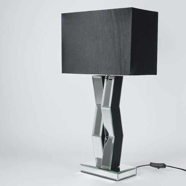 Tischleuchte mit schwarzem, rechteckigem Lampenschirm und verspiegeltem Fuß