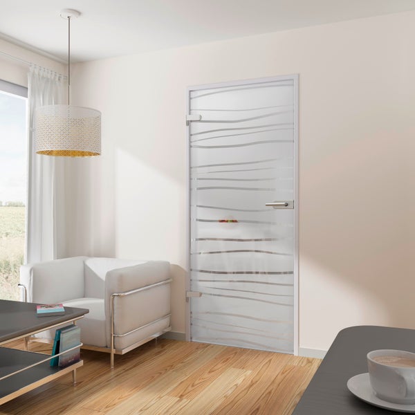 Moderne Ganzglastür mit Wellendekor aus satiniertem Glas in einem hellen Wohnzimmer mit weißem Sessel und Holzfußboden.
