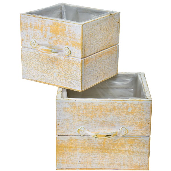 Stapel aus drei Pflanzkästen aus Holz mit Griffen