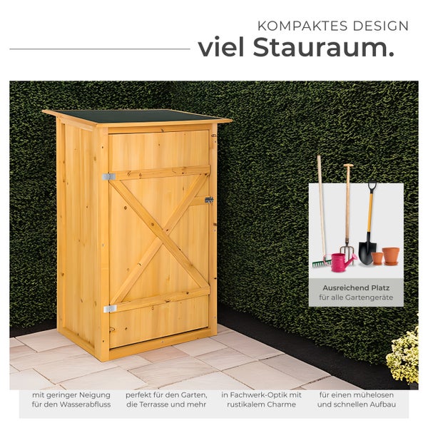 Gartenschrank aus Holz für Gartengeräte auf einer Terrasse