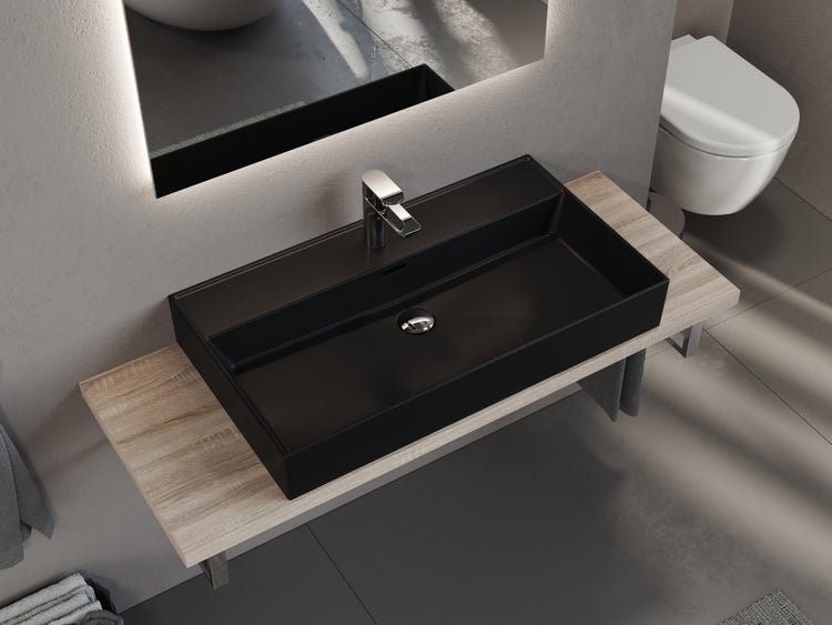 Badezimmer mit schwarzem Aufsatzwaschbecken, Armatur und Unterschrank