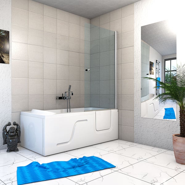 Barrierefreie Badewanne mit Einstiegstür und Glas-Duschwand in einem hellen Badezimmer mit beigen Fliesen und weißem Marmorboden.