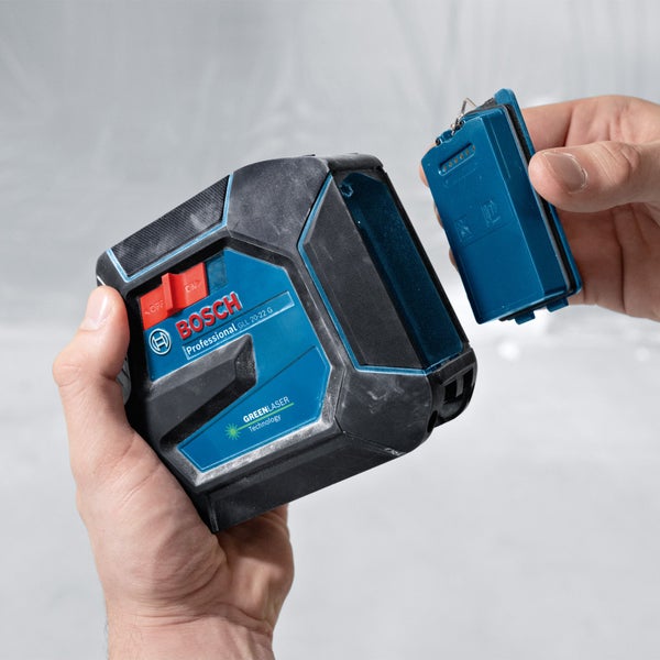 Bosch Logo, Professional GLL 20-22 G Linienlaser mit Akku in der Hand