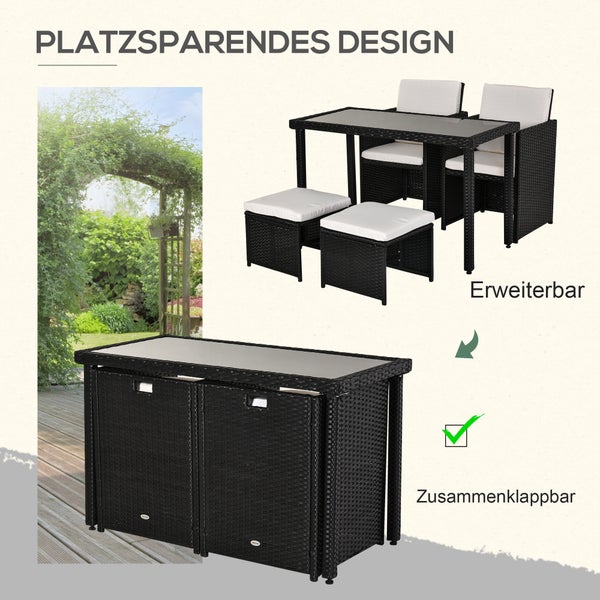 Platzsparende Garten-Sitzgruppe aus schwarzem Polyrattan bestehend aus einem Tisch mit Glasplatte, zwei Stühlen und zwei Hockern mit weißen Kissen.