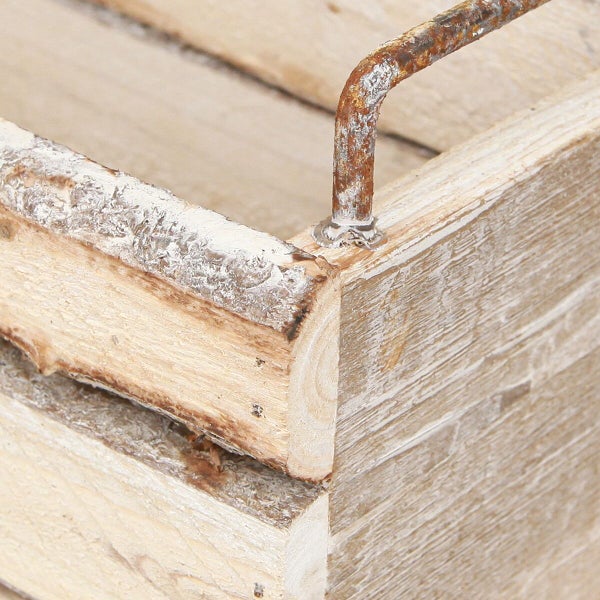 Detailansicht einer Holzkiste mit rustikalem Design und Metallgriff.
