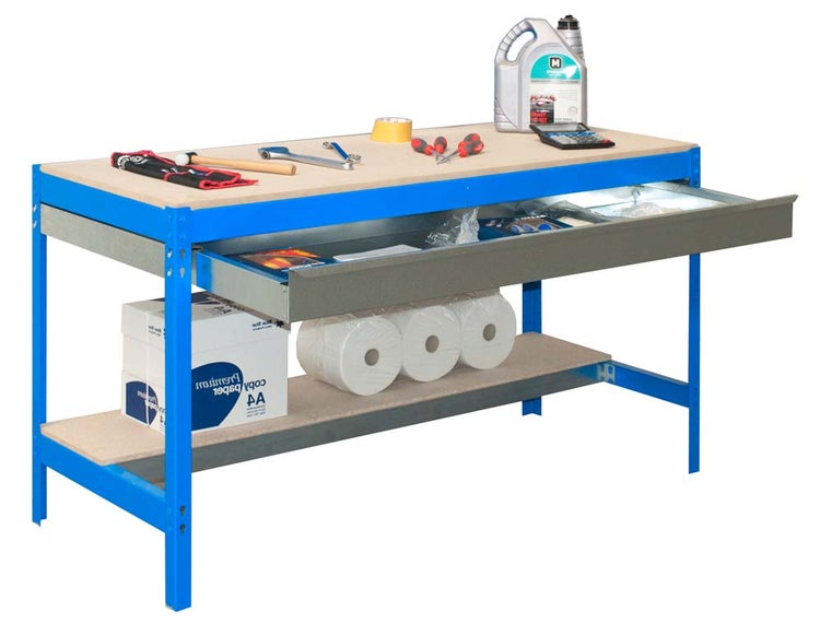 Werkbank aus blauem Metall mit Holz-Arbeitsplatte, einer breiten, offenen Schublade und einer zusätzlichen Ablagefläche unten.