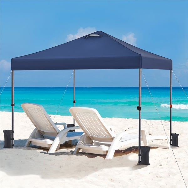 Strandszene mit Pavillon und Liegestühlen