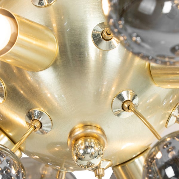 Detailaufnahme einer goldenen Kugel-Deckenleuchte