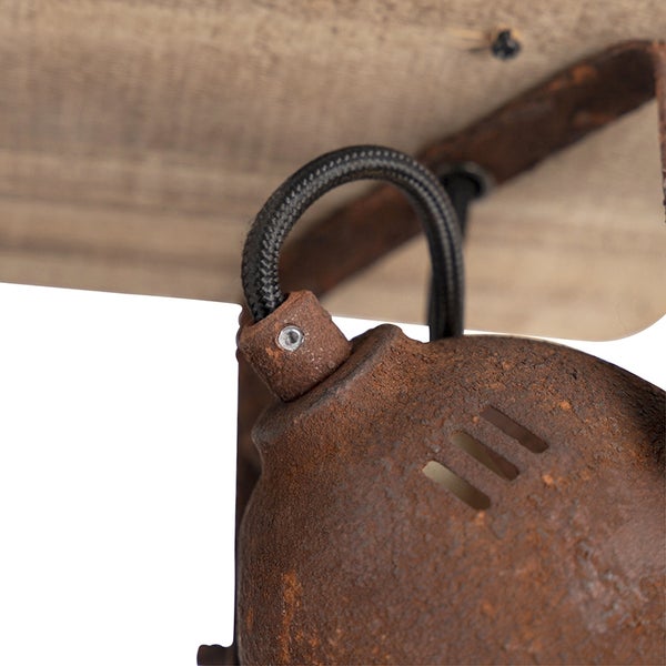 Detailaufnahme einer rostfarbenen Lampe mit Textilkabel und Holzmontageplatte