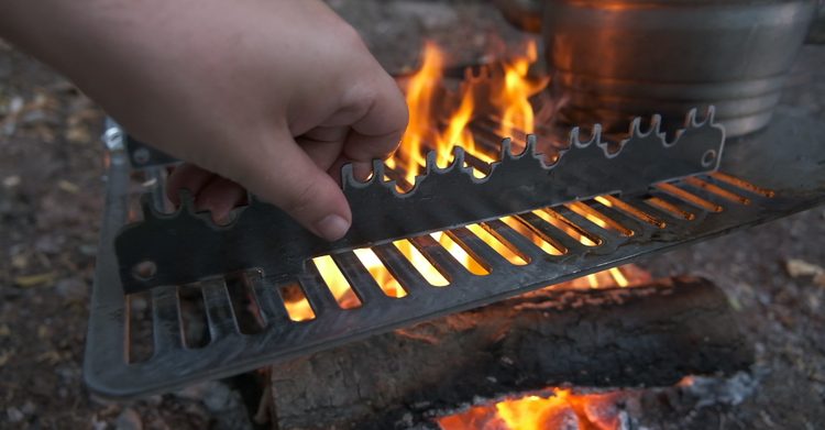 The Favilla Cumbo Outdoor Kochsystem – Edelstahl Kocher mit Teebereiter & Frischhaltefach, höhenverstellbar, zerlegbar & mit Tragetasche – Camping Feuerkocher
