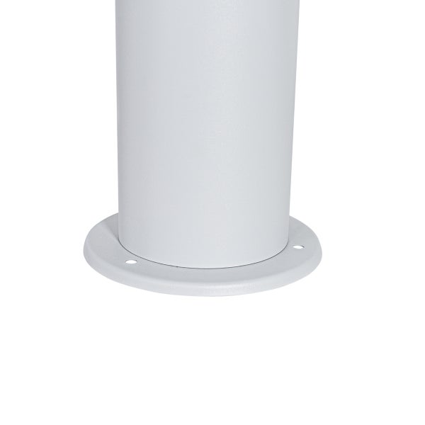 Nahaufnahme eines silbernen zylindrischen Metallpfostens mit runder Montageplatte und Löchern zur Befestigung.