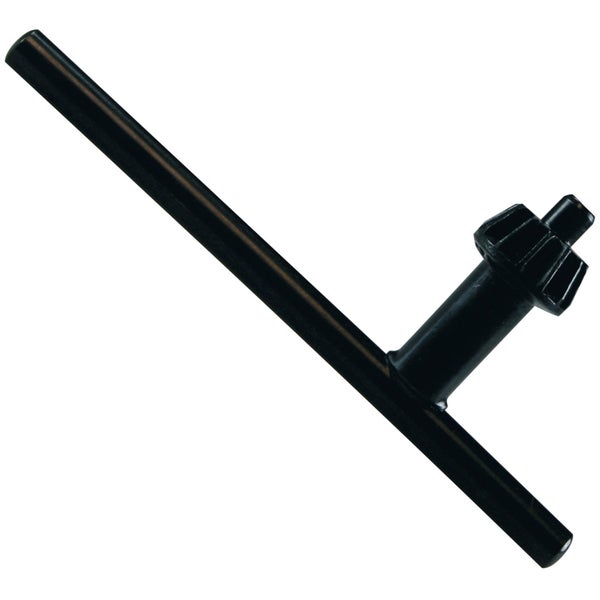 Eine Person verwendet eine Zange an einer Autotür.