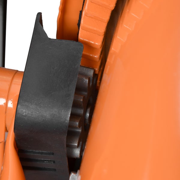 Detailaufnahme des Zahnradantriebs eines Betonmischers mit Ritzel und schwarzer Schutzabdeckung.