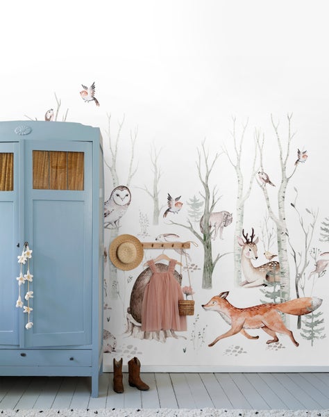 Helles Kinderzimmer mit Waldtapete, Kleiderschrank und Kleidung