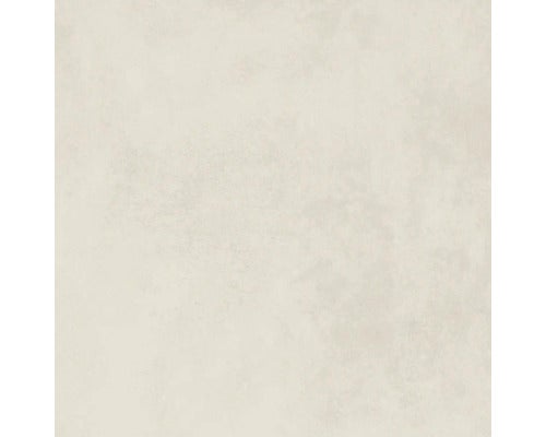 Stehlampe mit Lampenschirm und dreibeinigem Gestell neben einem Tisch mit Dekorationsgegenständen.