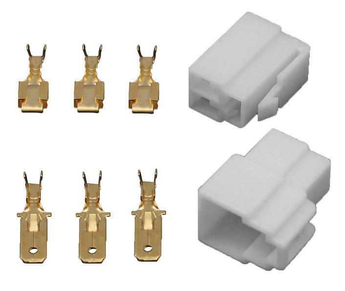 Set mit zwei weißen Kunststoffsteckergehäusen und sechs metallischen Steckkontakten für elektrische Verbindungen.