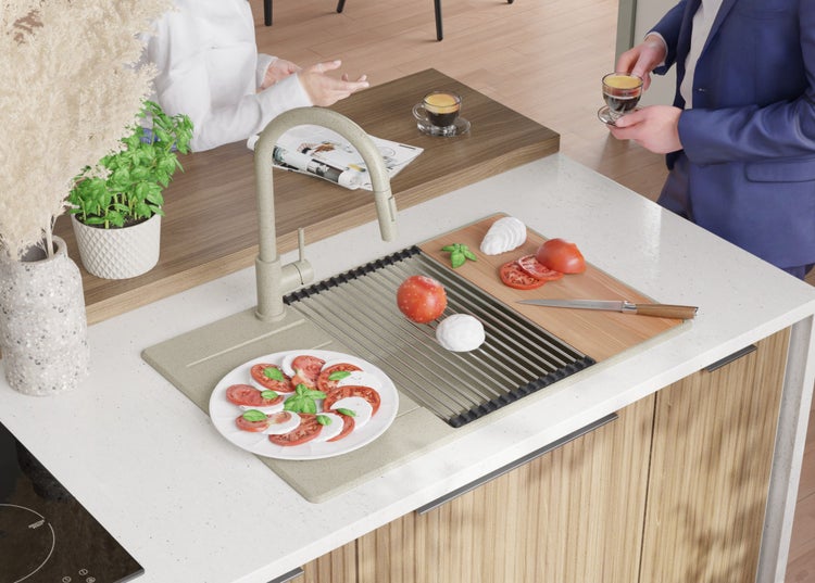 Küchenszene mit Spüle, Armatur, Abtropfgitter und Lebensmitteln