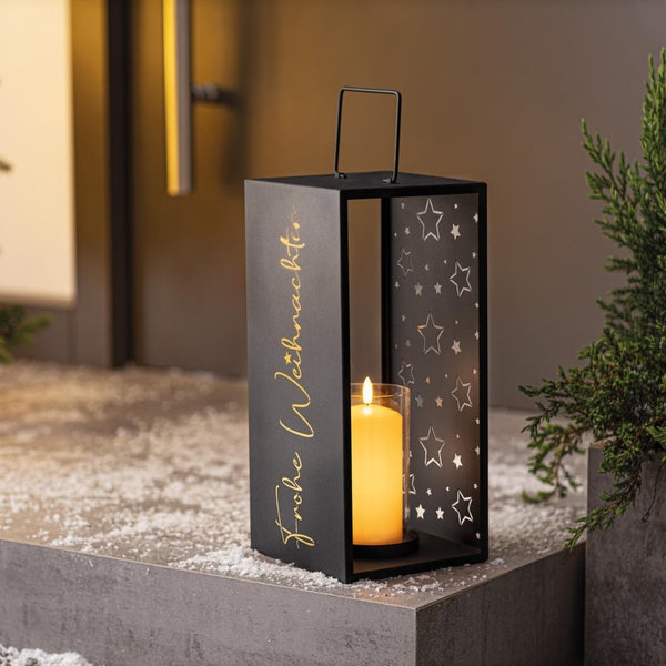 Moderne Windlicht Laterne mit Frohe Weihnachten Schriftzug und Sternen Ausstanzungen inklusive brennender Kerze für die Weihnachtsdekoration