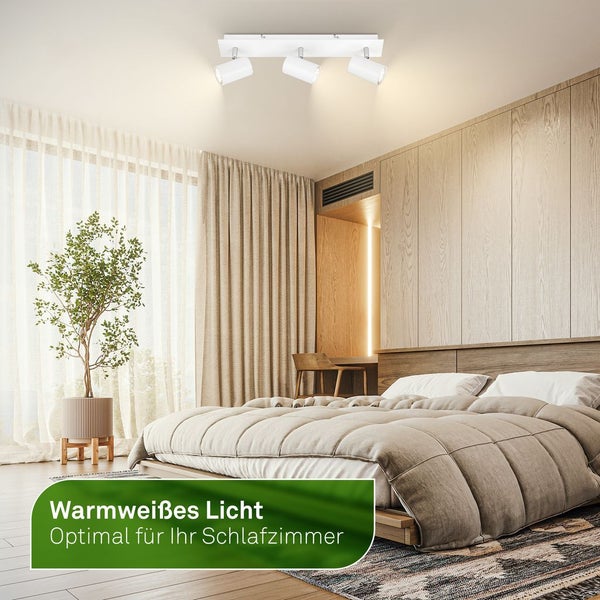Schlafzimmer mit Deckenleuchte mit drei Strahlern
